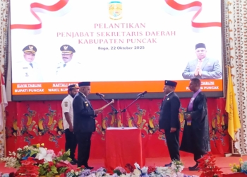 Bupati Elvis Tabuni Lantik Nenu Tabuni Sebagai Penjabat Sekda Puncak