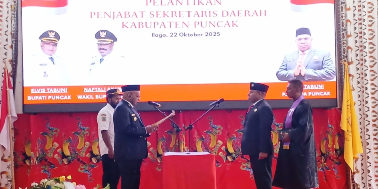 Bupati Elvis Tabuni Lantik Nenu Tabuni Sebagai Penjabat Sekda Puncak