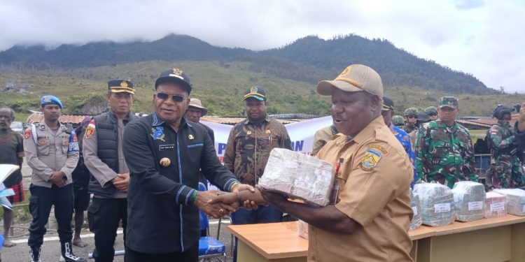 Medan Berat Tak Halangi Bupati Puncak Salurkan Bantuan Sosial dan PKH ke Distrik Beoga dan Sinak
