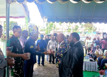 Dari Janji ke Bukti: Bupati Elvis Tabuni Serahkan Bantuan 2,5 Miliar ke Pembangun Dua Gereja di Nabire