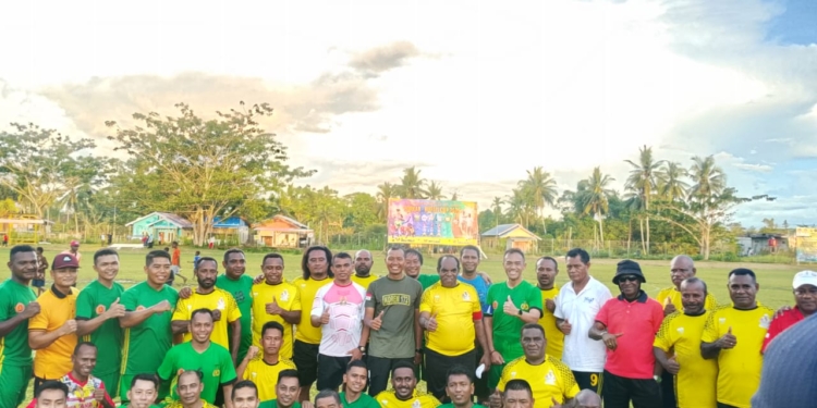 Pertandingan Eksibisi Pemda Keerom All Star VS TNI-POLRI All Star, Bupati Keerom Cetak Dua Gol