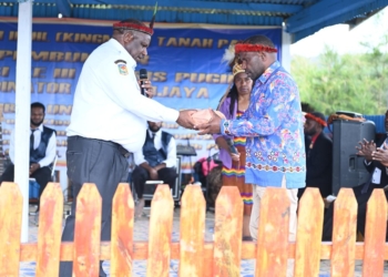 Gubernur Papua Pegunungan Salurkan Bantuan Rp 100 Juta dalam Konferensi Gereja KINGMI di Wamena