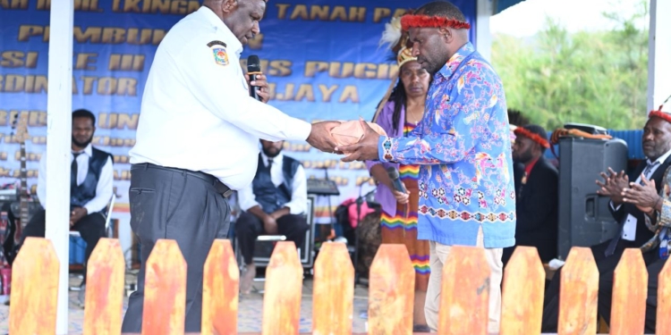 Gubernur Papua Pegunungan Salurkan Bantuan Rp 100 Juta dalam Konferensi Gereja KINGMI di Wamena