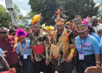 Gubernur dan Wakil Gubernur Papua Disambut Meriah dengan Tarian Adat Saireri