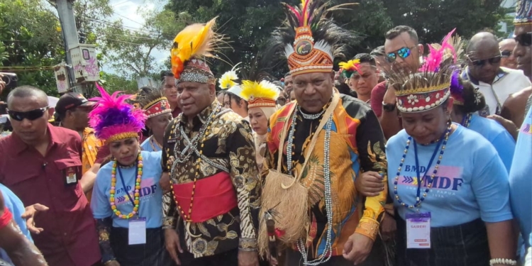 Gubernur dan Wakil Gubernur Papua Disambut Meriah dengan Tarian Adat Saireri