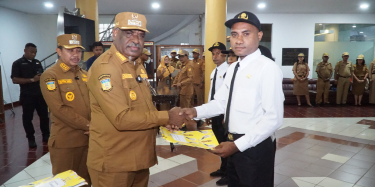 Serahkan SK Bagi Pegawai PPPK Kota Jayapura, Wali Kota Minta Bekerja Dengan Rajin