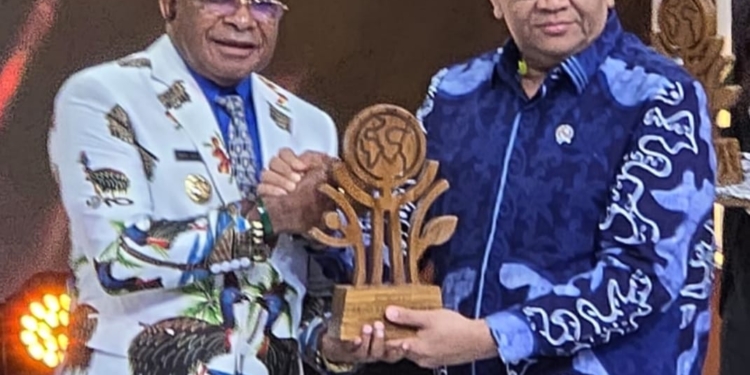 Bupati Puncak Terima Penghargaan Apresiasi Cita Daerah Inovasi Berkelanjutan di Jakarta