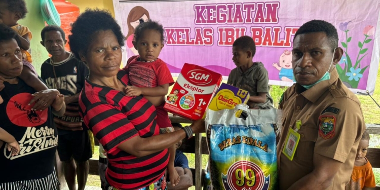 Cegah Stunting, Puskesmas Terfones di Keerom Papua Berikan Paket Bama Kepada Balita dan Ibu Hamil