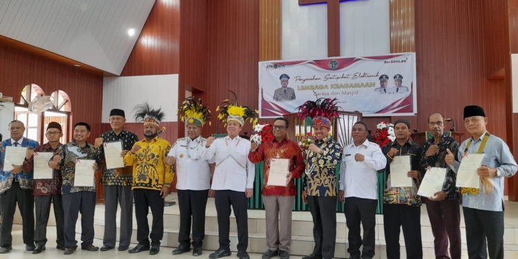 Kunker di Jayapura, Menteri ATR BPN RI  Menyerahkan Sertifikat Bagi Lembaga Keagamaan