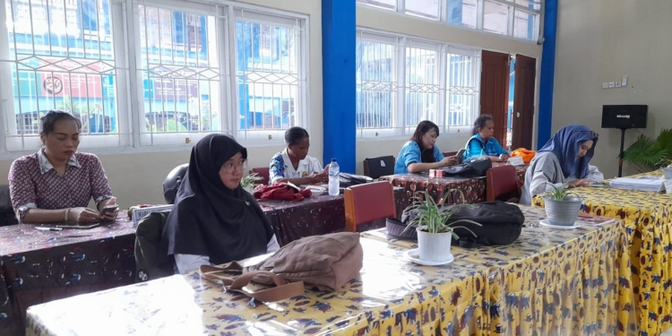 Sambut Hari Guru Nasional 2025, SMPN 2 Jayapura Gelar Pelatihan Pembuatan Soal TKA untuk Guru