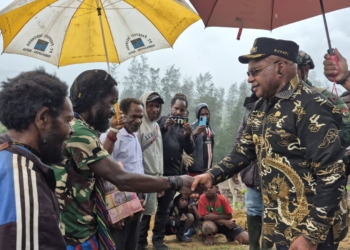 Apresiasi Inisiatif Berkebun, Bupati Elvis Tabuni Salurkan Bantuan Untuk Pengungsi Pinapa
