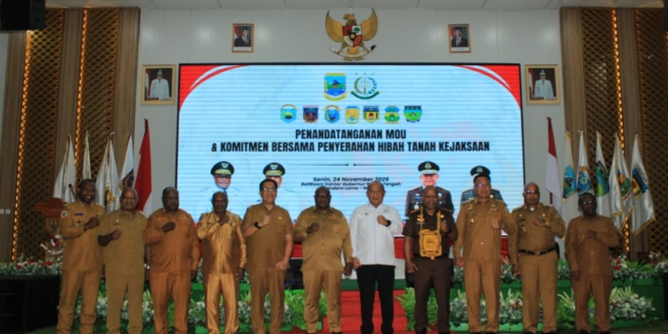 Kejari Nabire dan Pemkab Se-Papua Tengah Teken MoU Terkait Pidana Kerja Sosial Bagi Pelaku Tindak Pidana