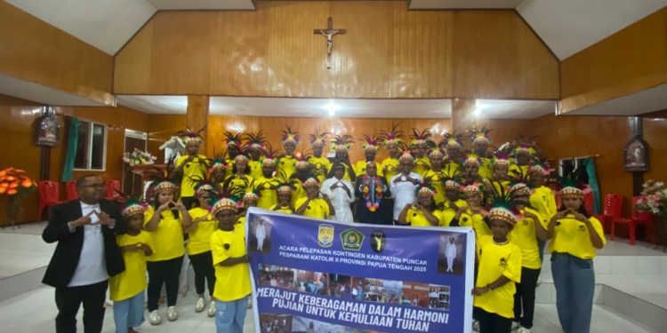 Dukung Pesparani, Bupati Elvis Tabuni Serahkan Bantuan dan Resmi Lepas Kontingen Puncak ke Mimika