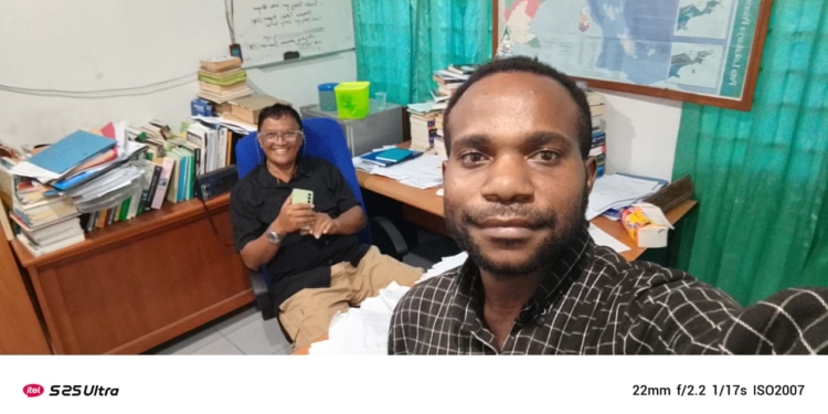 ‎Pertemuan Singkat Bapak dan Anak di Kampus: Warisan Pengetahuan, Harapan, dan Estafet Kepemimpinan