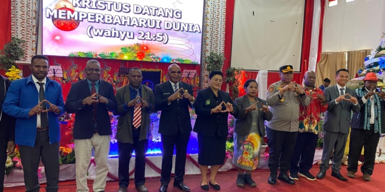 Pemkab Puncak Rayakan Gerbang Natal 2025, Bupati Elvis Tabuni Ajak Warga Sambut Natal Dengan Damai dan Persatuan