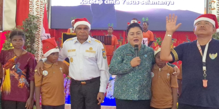 Hadiri Natal Bersama Anak Sekolah Minggu,  Bupati Puncak Elvis Tabuni Tak Kuasa Menitikkan Air Mata Bersama Anak Yatim