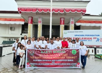 Kejaksaan Tinggi Papua Berbagi Kasih Dengan Penghuni Panti Asuhan Pembawa Terang Lewat Bakti Sosial Jelang Natal 2025