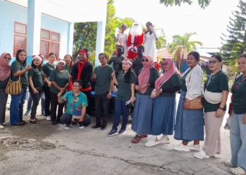 Meriahkan Natal 2025, SMPN 9 Jayapura Gelar Kegiatan Santa Claus Dengan Anak-Anak Kecil