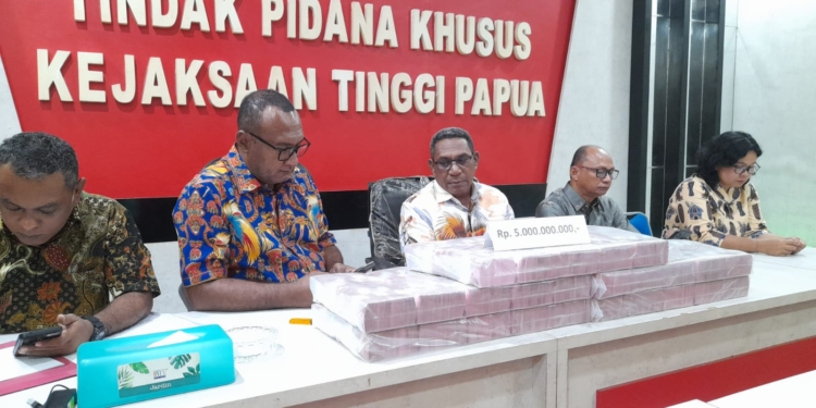 Tim Kuasa Hukum Ketua Harian Pon XX Papua, Datangi Kejati Papua Kembalikan Uang Negara Senilai 5 Miliar