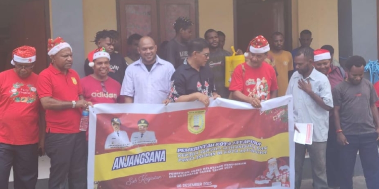 Menyambut Natal dan Tahun Baru, Pemkot Jayapura berbagai kasih ke Asrama Putra Nabire Kamkey