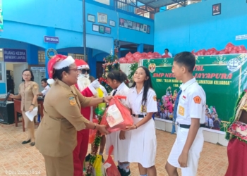 Memaknai Kelahiran Tuhan Yesus Kristus, SMPN 2 Jayapura Berbagi Dengan Siswanya Baik Kristen Maupun Muslim  