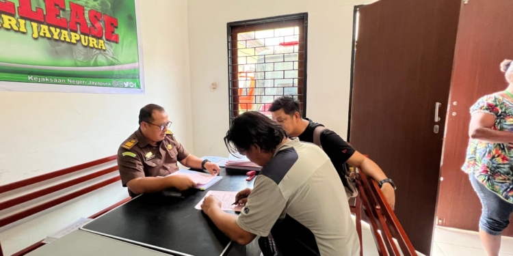 ‎Polres Jayapura Serahkan Tersangka Kasus Penipuan ke Kejaksaan Negeri Jayapura