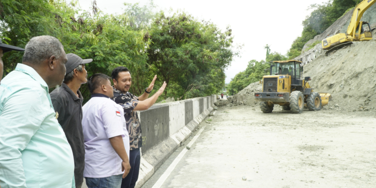 Walikota Jayapura: Pemkot Akan Membantu Penanganan Pembersihan Longsor di Jalan Ringroad