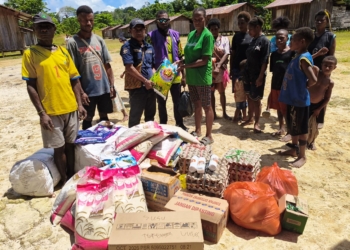 Cegah Gizi Buruk, Puskesmas Terfones di Keerom Serahkan Paket Stunting Bagi Bayi dan Balita di Kampung Lules
