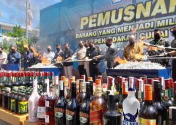 Pemusnahan Ratusan Botol Miras dan Rokok Ilegal di Jayapura