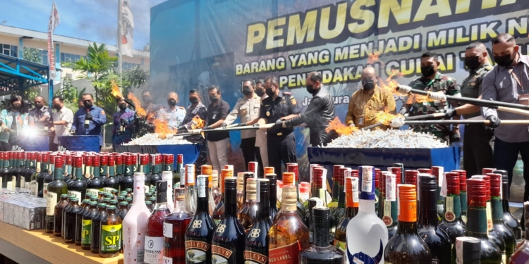 Pemusnahan Ratusan Botol Miras dan Rokok Ilegal di Jayapura