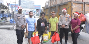 Wujudkan Kasih Kristus Dalam Menyambut Natal, Polda Papua Berbagi Dengan Petugas Kebersihan Kota Jayapura