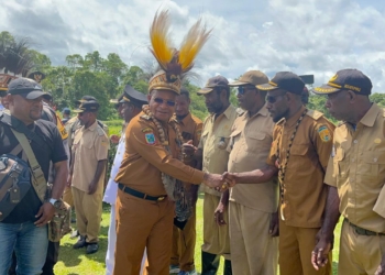 Tembus Cuaca Ekstrem, Bupati Puncak Turun Langsung Serahkan Dana Desa Rp7 Miliar ke Distrik Terpencil