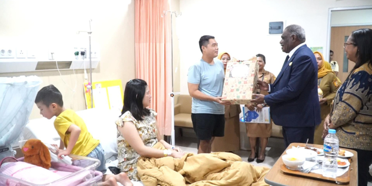 Maknai Hari Ibu 22 Desember 2025, Walikota Serahkan Akta Kelahiran Bagi Bayi Baru Lahir