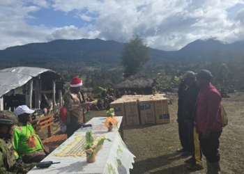 Kado Natal, Bupati Puncak Elvis Tabuni Serahkan 407 Kursi untuk Jemaat Gereja Jerusalem Eromaga