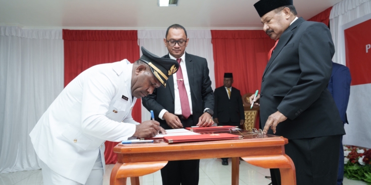 Gubernur John Tabo Lantik Yoas Beon sebagai Bupati Nduga Masa Jabatan 2025-2030