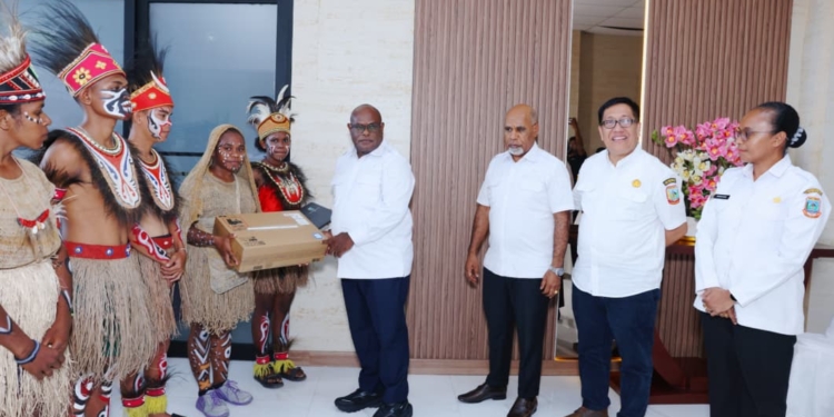 Pendidikan Jadi Prioritas, Gubernur Papua Tengah Buktikan Janji dengan 200 Laptop