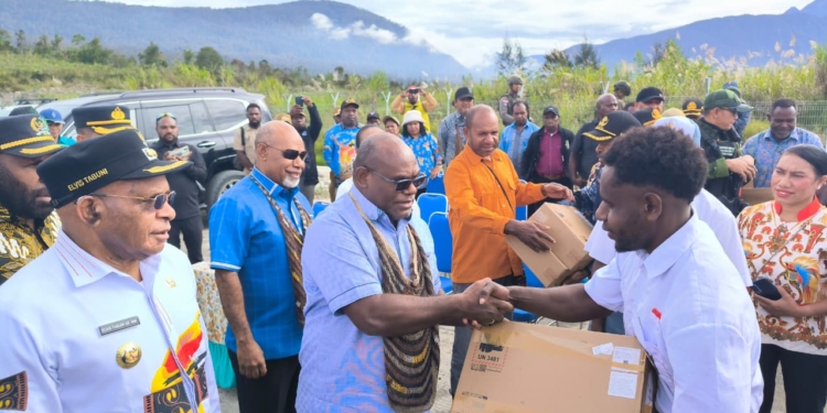 Kunker Gubernur Dan Wagub Papua Tengah Ke Puncak Ilaga, Serahkan 25 Unit Laptop dan Pastikan Ribuan Beasiswa Berlanjut
