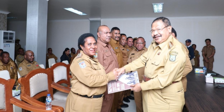Gubernur John Tabo Serahkan DPA 2026, OPD Papua Pegunungan Diminta Langsung Tancap Gas