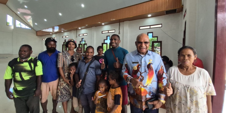 Tinjau Pembangunan Dua Gereja GKII di Nabire, Bupati Puncak Elvis Tabuni Apresiasi Jemaat Petrus Kalimangga