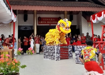 Atraksi Barongsai Papua Golden Tiger Semarakkan Imlek 2026 di Vihara Arya Dharma