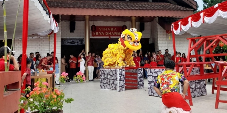 Atraksi Barongsai Papua Golden Tiger Semarakkan Imlek 2026 di Vihara Arya Dharma