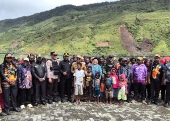 Bupati Elvis Tabuni Kawal Bantuan 5 Ton Beras untuk Pengungsi Puncak di Mulia