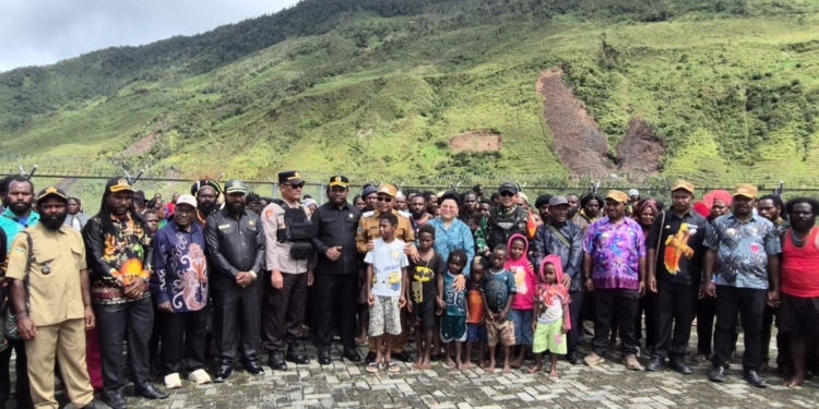 Bupati Elvis Tabuni Kawal Bantuan 5 Ton Beras untuk Pengungsi Puncak di Mulia