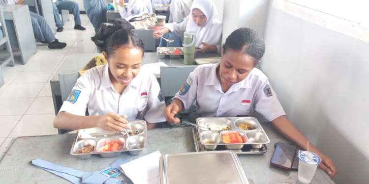 523 Siswa SNK Pariwisata Papua Terima Makan Bergizi Gratis, Kepsek: “Meringankan Ekonomi Orangtua”
