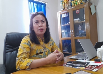 Foto : Andika.
Keterangan Foto : Plt Kepala Sekolah SMKN 2 Jayapura, Feronika Munthe, S.Pd, saat memberikan keterangan di ruang kerjanya terkait program kerja sama magang ke Jepang.