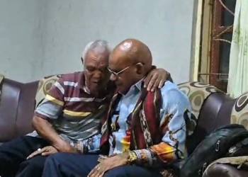 Air Mata dan Doa: Pertemuan Haru Elvis Tabuni dengan Guru yang Memberinya Nama