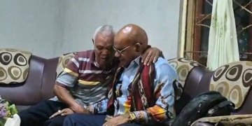 Air Mata dan Doa: Pertemuan Haru Elvis Tabuni dengan Guru yang Memberinya Nama