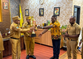 Bupati Elvis Tabuni Serahkan Piala Bergilir ke Persipuncak Cartenz, Optimistis Juara Liga 4