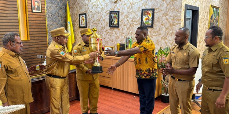 Bupati Elvis Tabuni Serahkan Piala Bergilir ke Persipuncak Cartenz, Optimistis Juara Liga 4