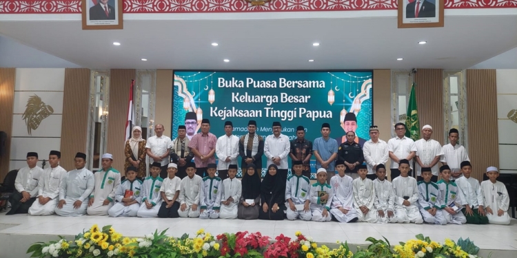 Ramadan Pemersatu, Kejati Papua Gelar Buka Puasa Bersama dan Berbagi dengan Santri